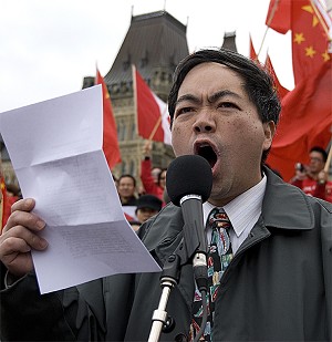 Un manifestant pro-Pékin crache sa haine.
