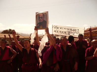 Des moines tibétains manifestent contre l’oppression du régime chinois.