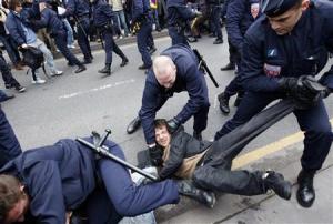 La police parisienne réprime pour protéger la flamme olympique.