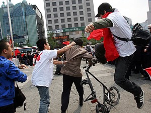 Des étudiants chinois attaquent un Sud-Coréen.
