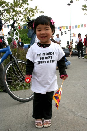 Petite Tibétaine lors du relais de la Flamme de la liberté du Tibet, le 16 mai à Montréal.